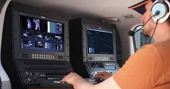 Bediener arbeitet während einer Live-Produktion mit einem Datavideo-Virtualstudio