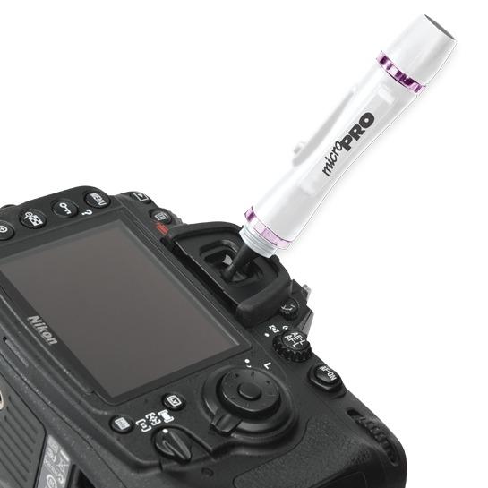 LENSPEN MicroPro beim Reinigen eines Kamerasuchers