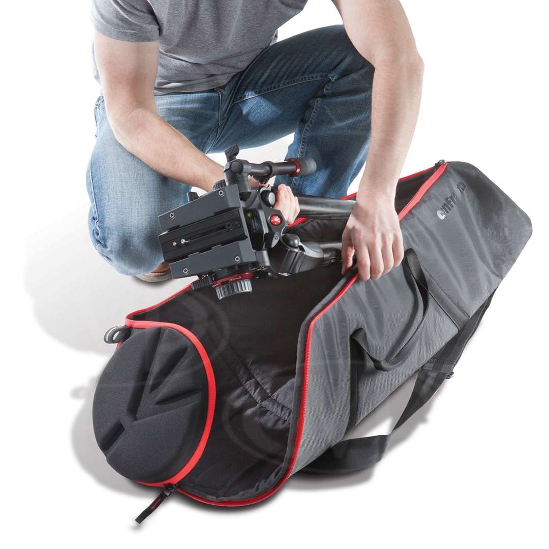 Geöffnete MBAG90PN beim Einlegen eines Videostativs