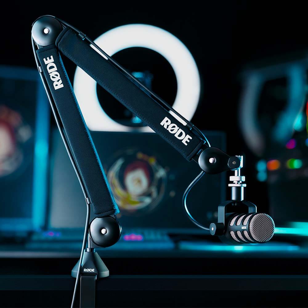 Schwarzer RØDE PSA1+ Arm mit PodMic an einem Gaming- und Streaming-Arbeitsplatz