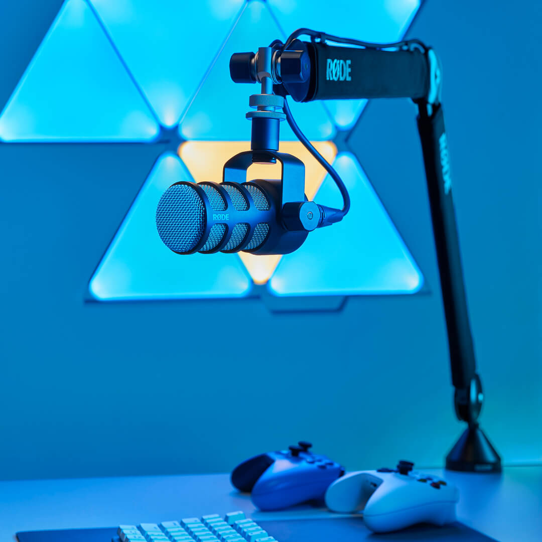 RØDE PSA1+ mit PodMic über einem Schreibtisch