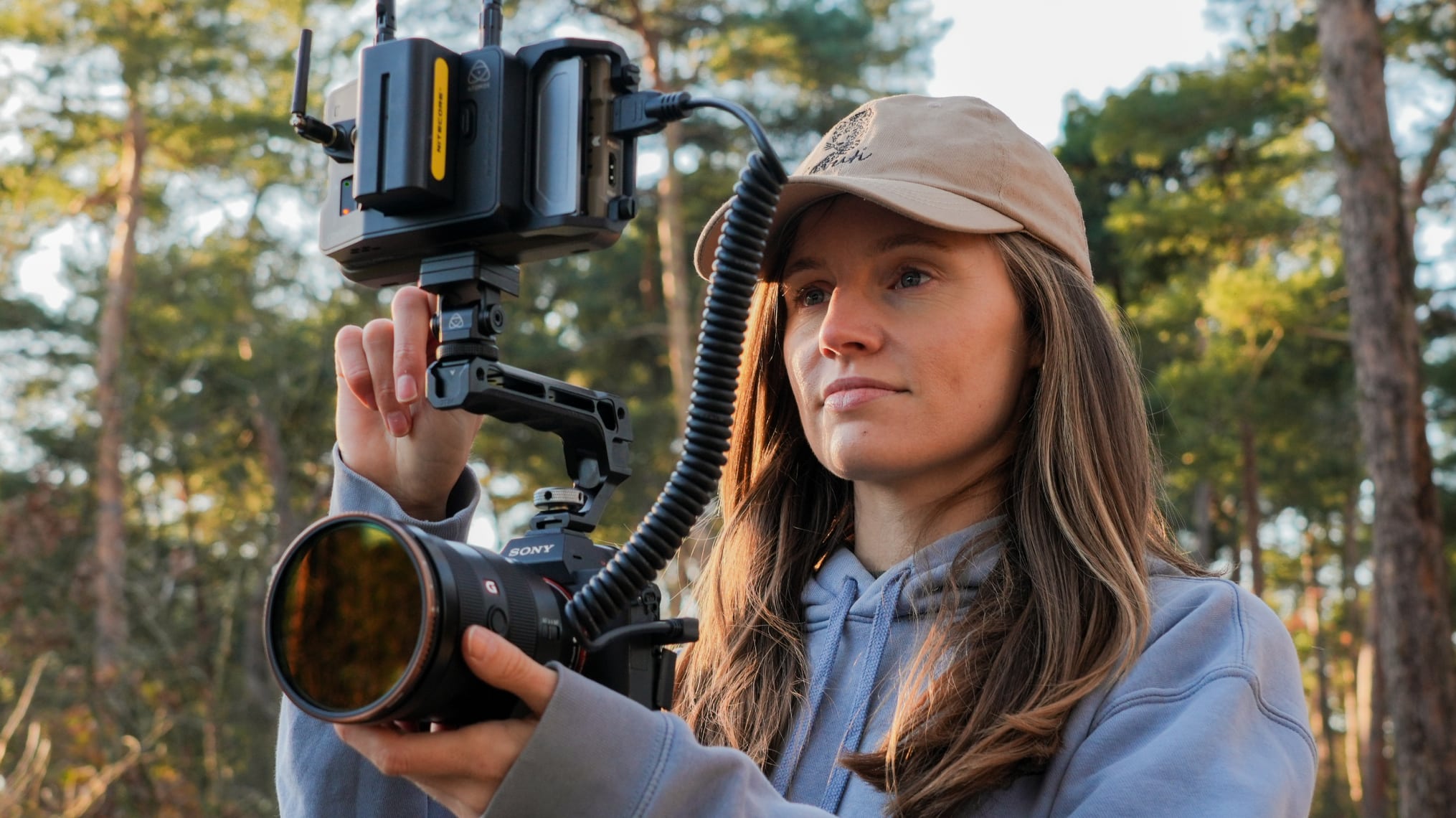 Mia Stawinski beim Filmen im Freien mit Sony-Kamera und Atomos Ninja Ultra Monitor-Recorder