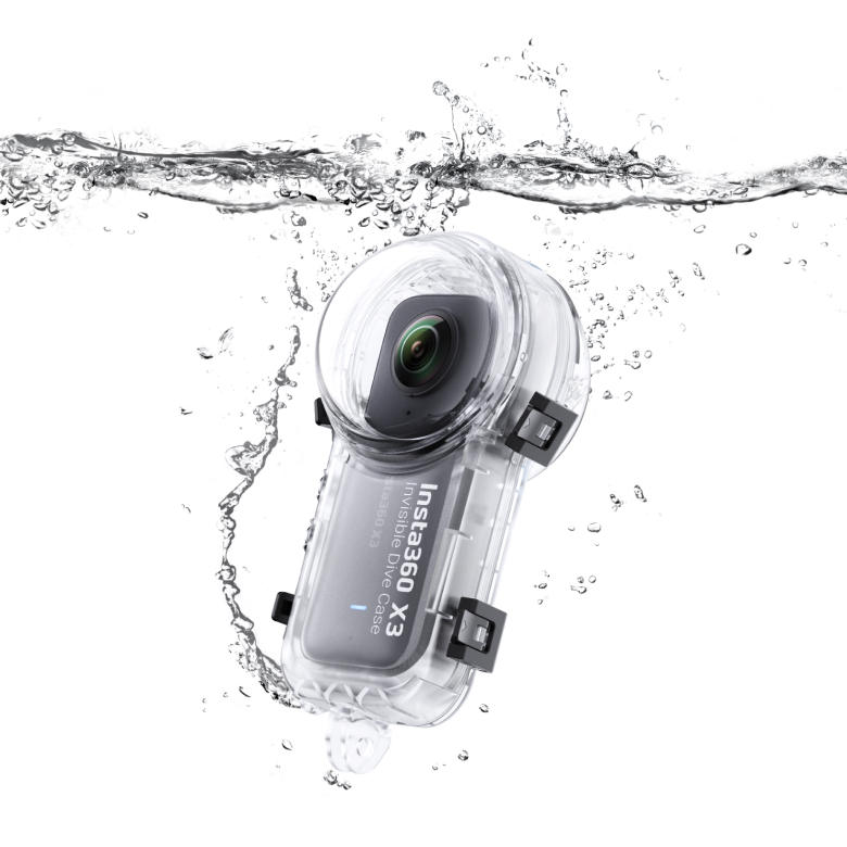 Insta360 X3 im unsichtbaren Tauchgehäuse bei einer Aufnahme im Wasser