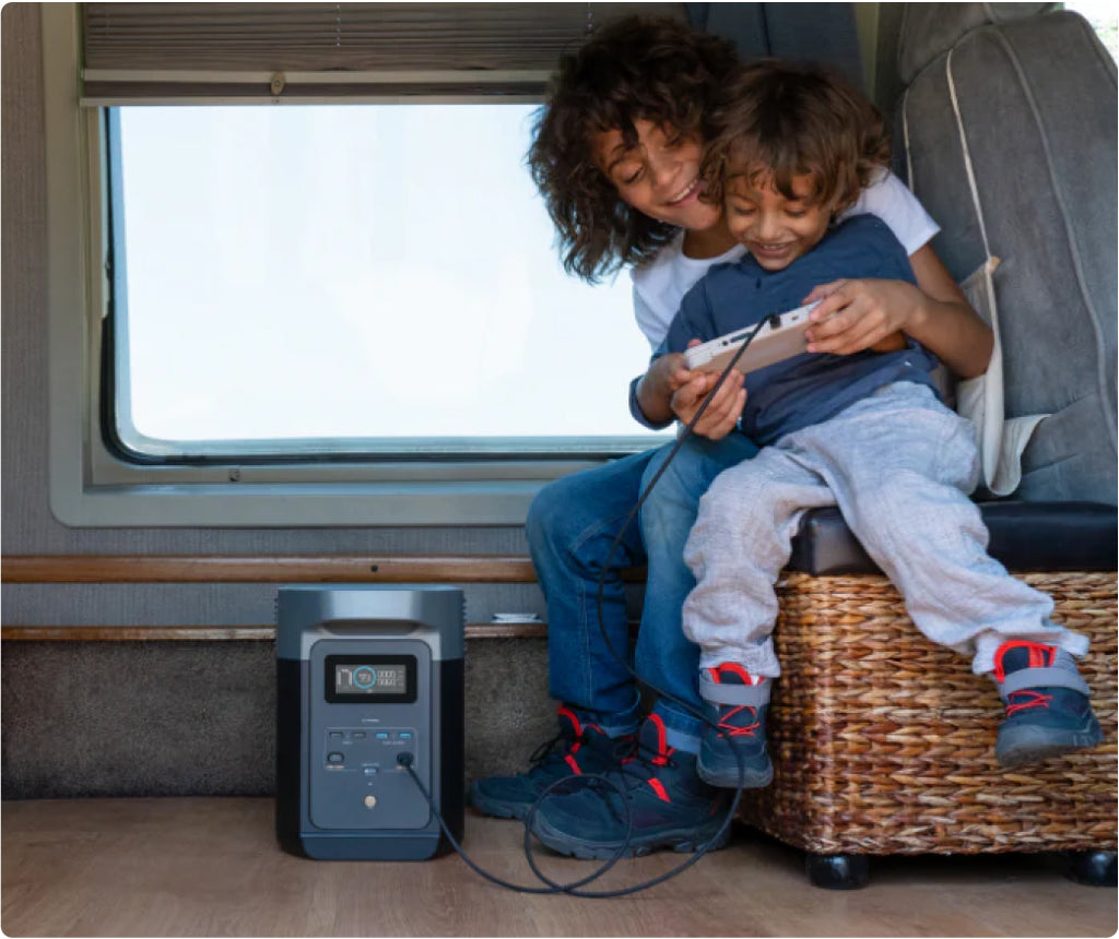 Dítě nabíjející si mobil z DELTY 2.