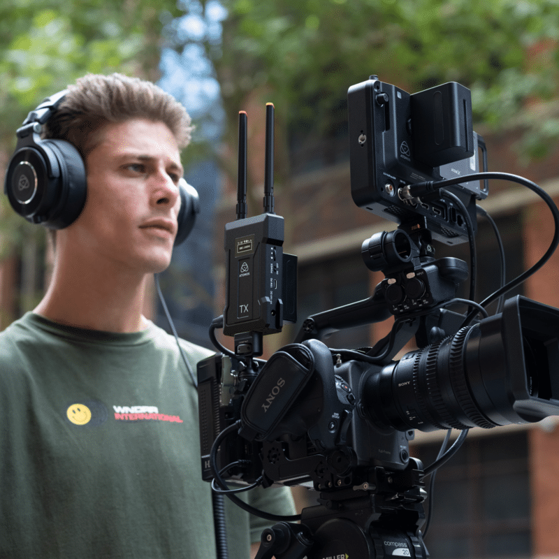 Atomos TX-Sender an einem Kamera-Rig während der Aufnahme