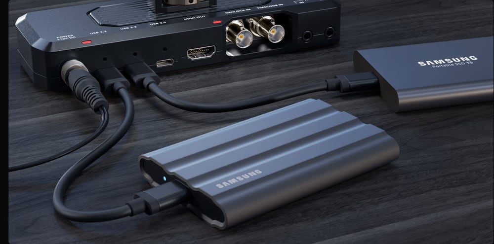 Machen Sie Ihr iPhone zur synchronisierten Produktionskamera – Externe Laufwerke und Stromversorgung