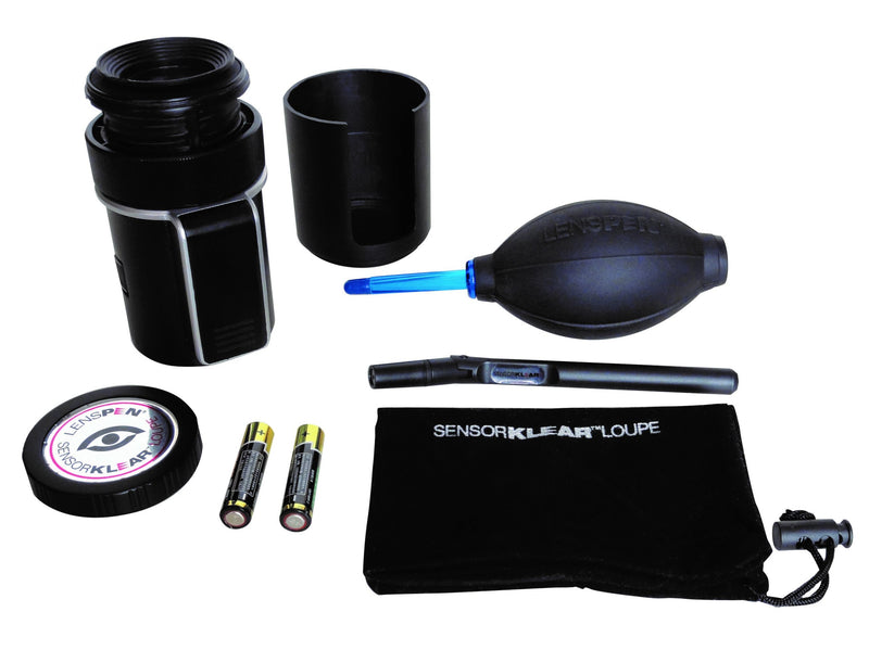 Lieferumfang des LENSPEN SensorKlear Loupe Kit: Lupe, Stift, Blower, Batterien und Beutel
