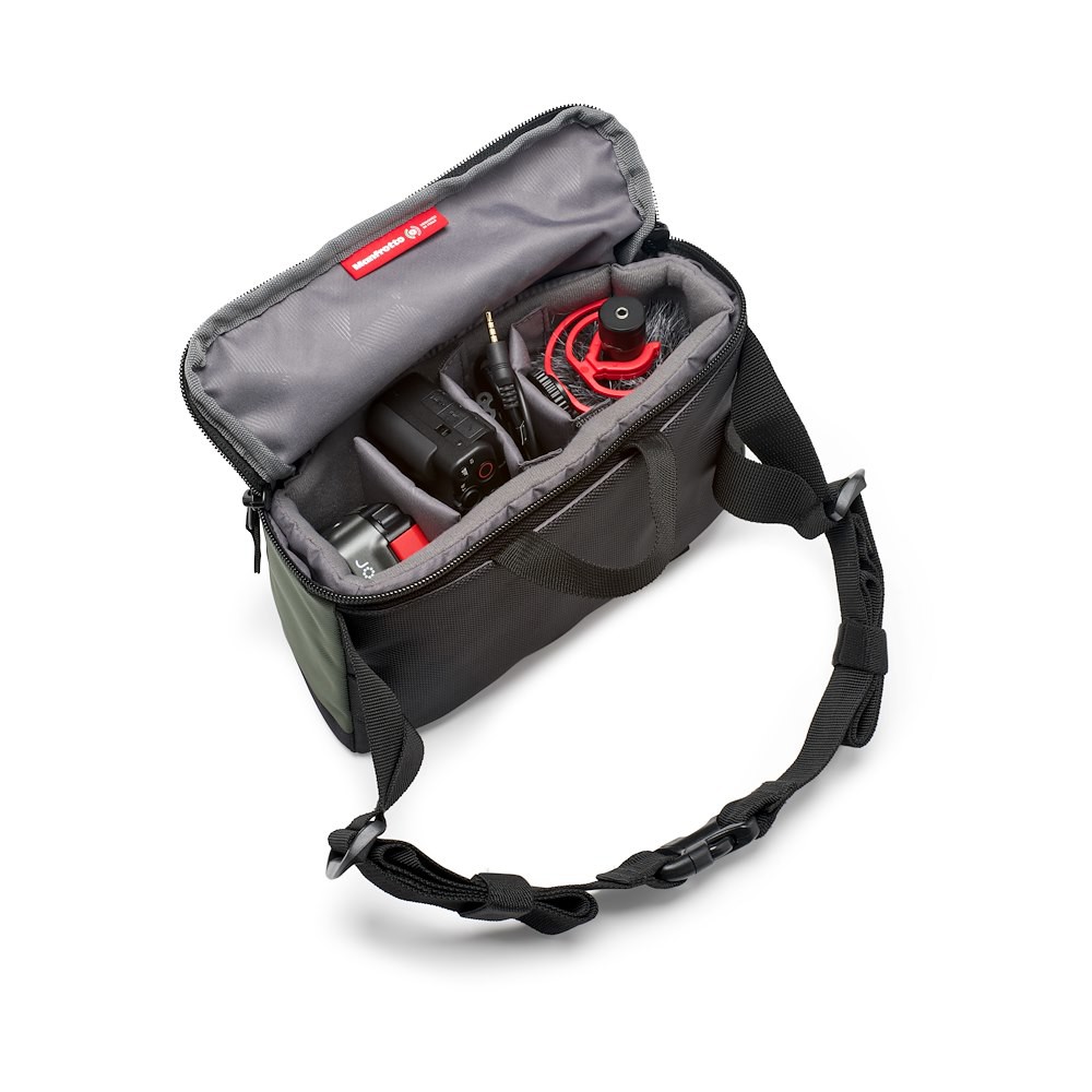Geöffnete Manfrotto Street Waist Bag MB MS2-WB mit Fotoausrüstung