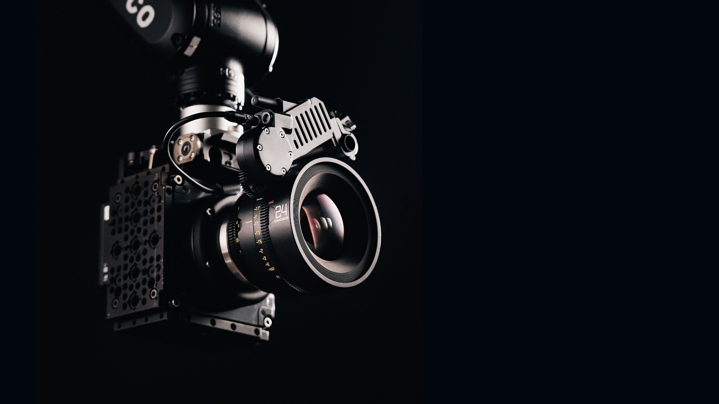DZOFilm Gnosis Macro 24-mm-Objektiv an einer Cine-Kamera