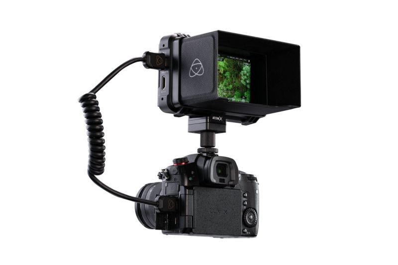 Atomos ATOMSUN007 Sonnenblende am Monitor über einer Kamera