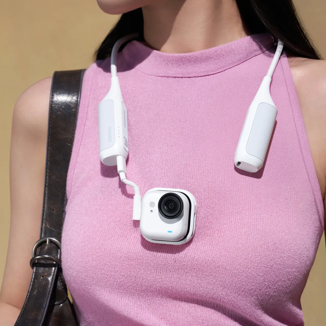 Am Brustkorb getragene GO Ultra Kamera mit der FOMO Power Neck Mount