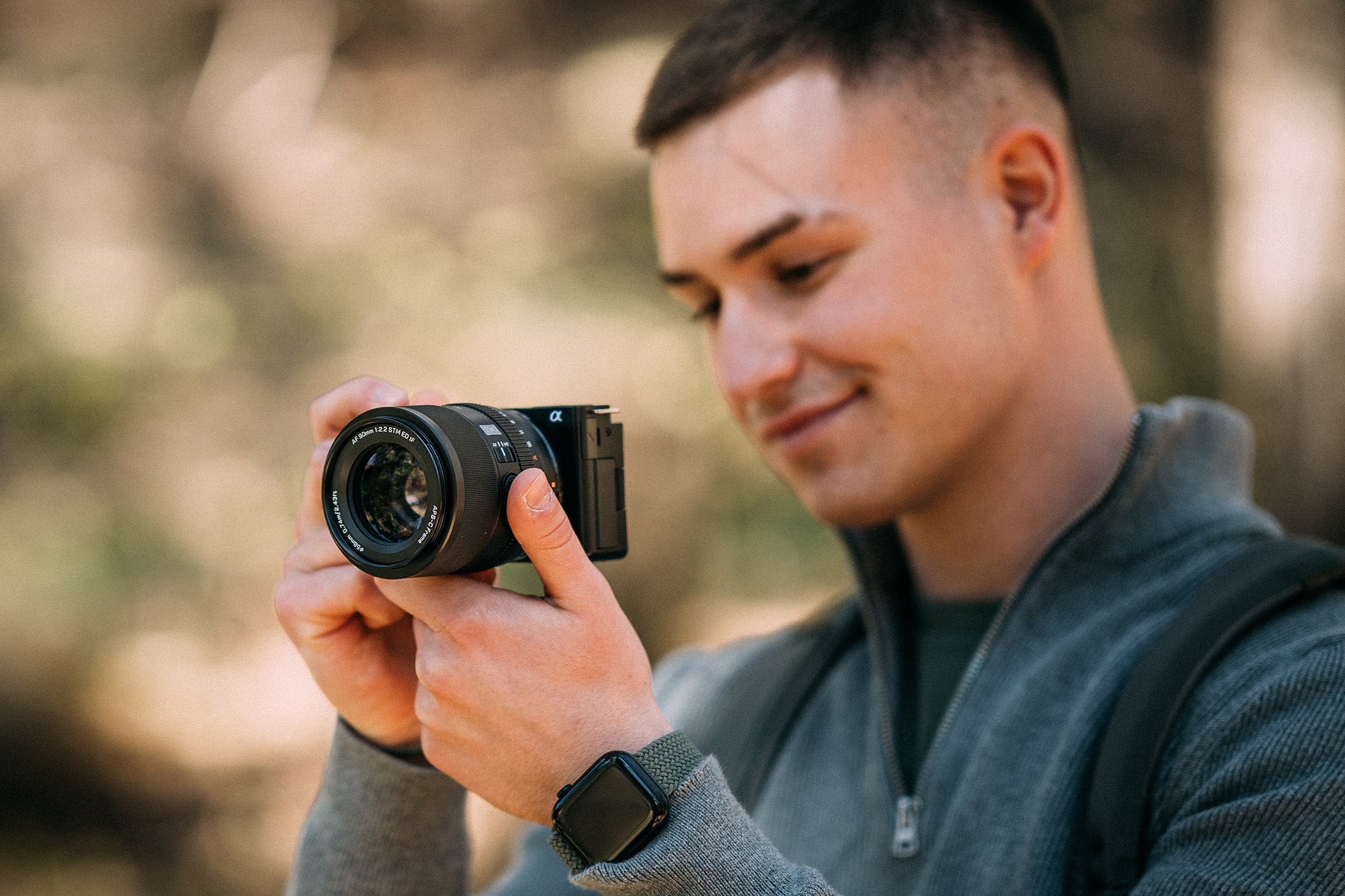 Kompaktes Viltrox AF 90 mm F2,2 Z in der Hand