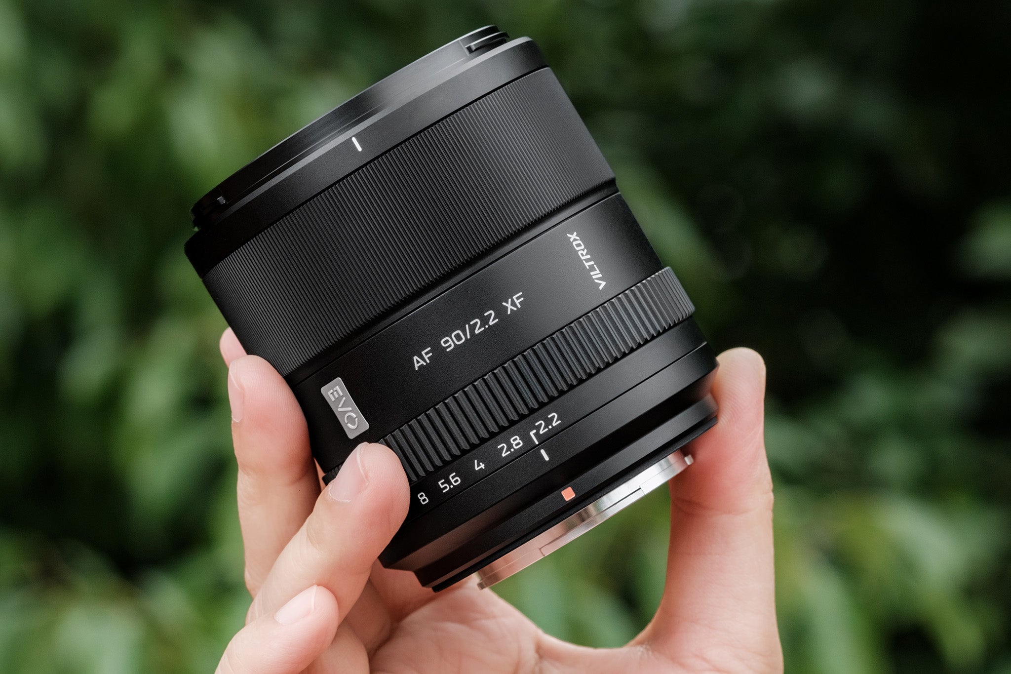 Kompaktes Viltrox AF 90 mm F2,2 XF in der Hand