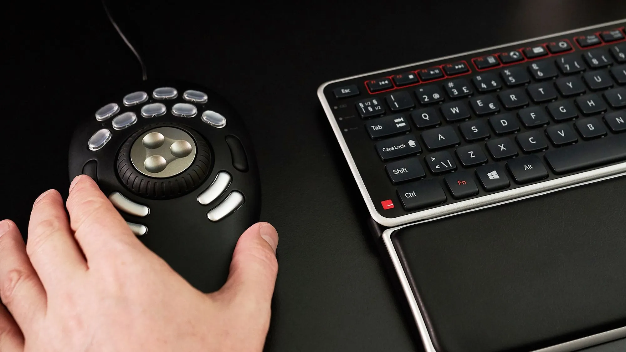 ShuttlePro V2 neben einer Tastatur in Gebrauch