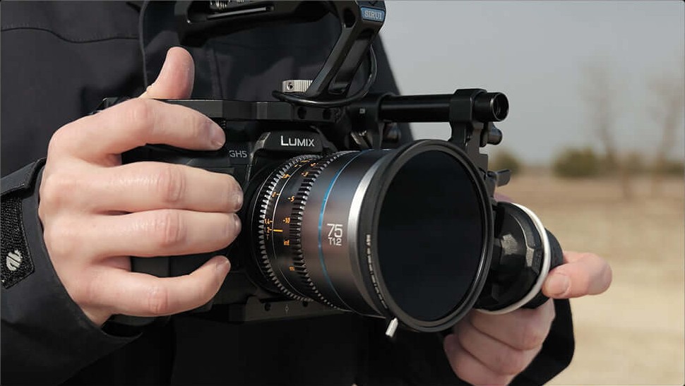 Sirui Nightwalker 75 mm T1,2 S35 manuelles Cine-Objektiv (Fujifilm X, Metallgrau) – Aus der Hand und auf dem Gimbal