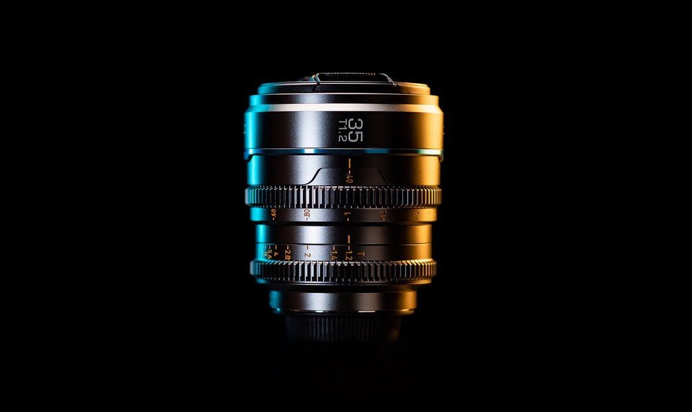 Sirui Nightwalker 35 mm T1,2 S35 manuelles Cine-Objektiv (MFT, Metallgrau) – Aus der Hand und auf dem Gimbal