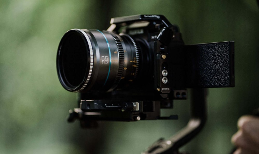 Sirui Nightwalker 55 mm T1,2 S35 manuelles Cine-Objektiv (Fujifilm X, Metallgrau) – Aus der Hand und auf dem Gimbal