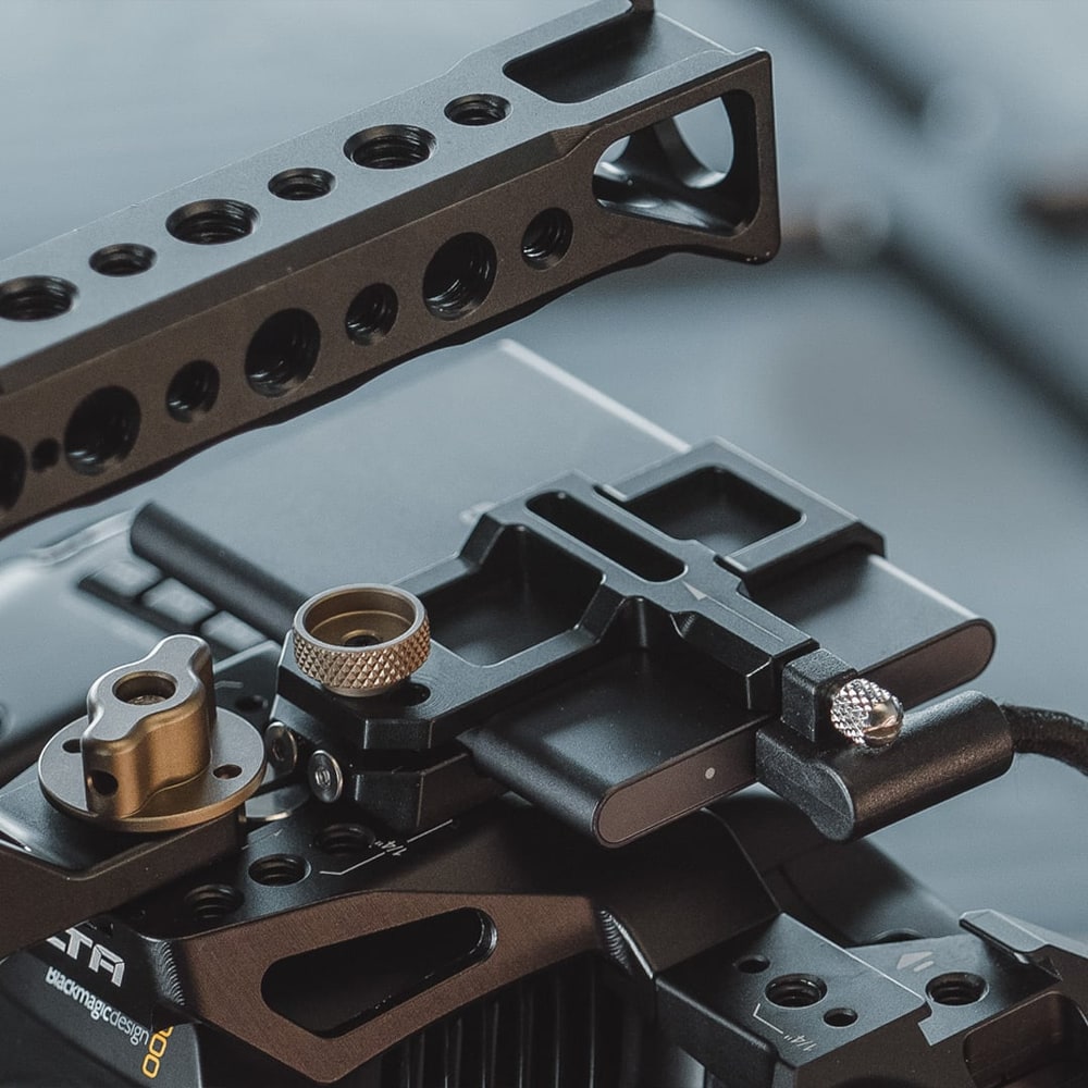 Die SSD fährt am Käfig mit, nicht am Kabel