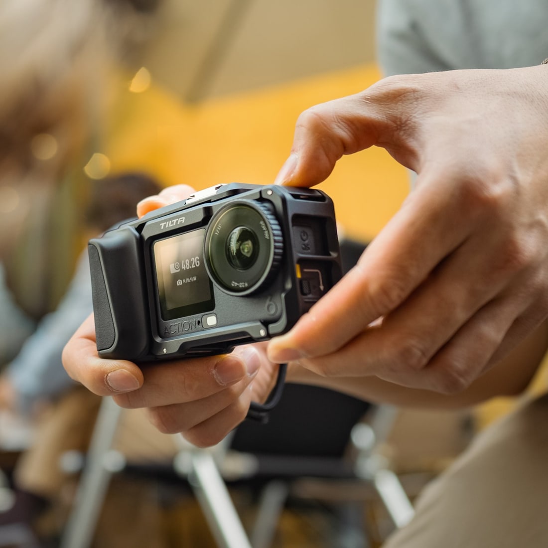 Eine Actioncam, die sich wie eine Kamera hält