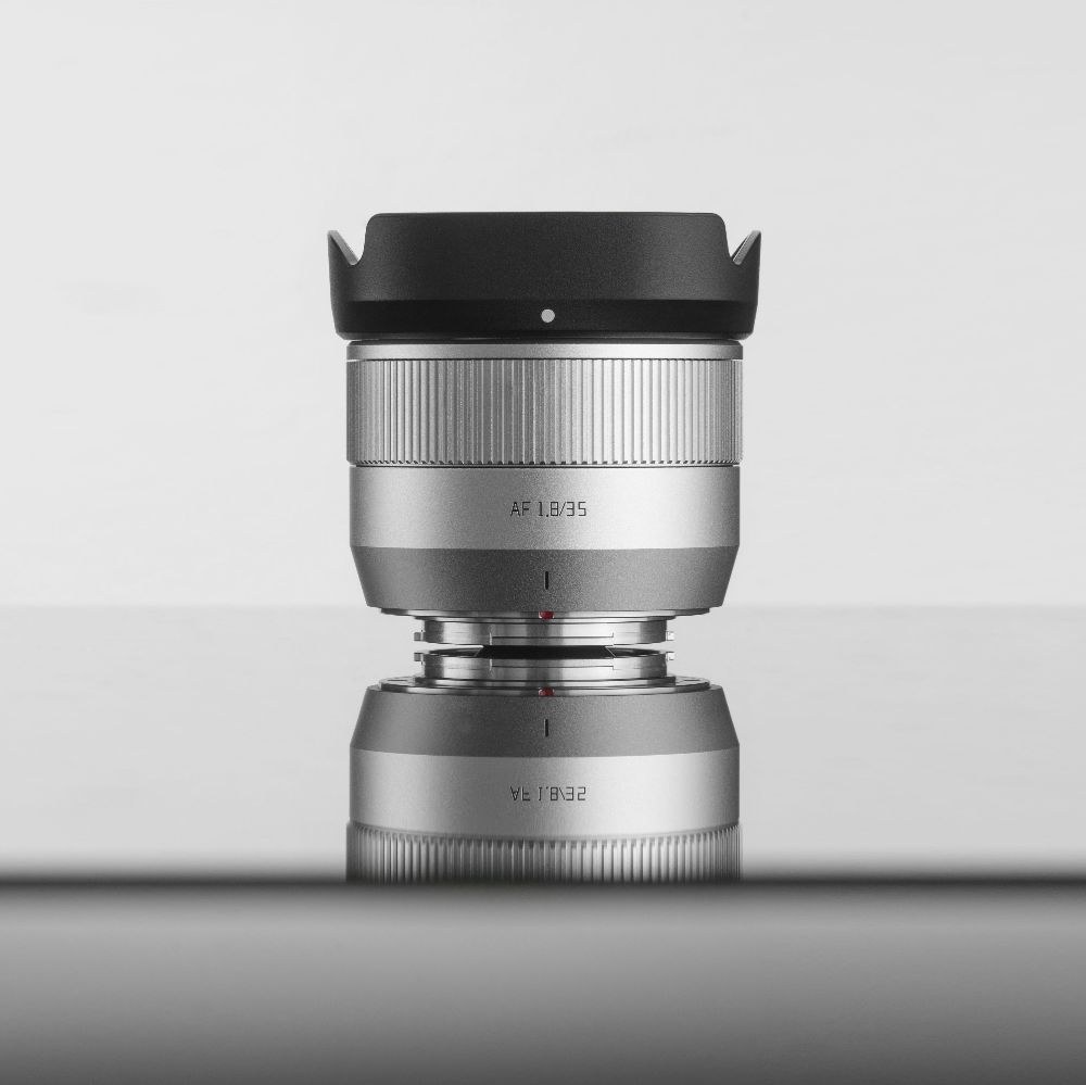 TTArtisan APS-C AF 35mm F1.8 II – Gegenlichtblende im Lieferumfang