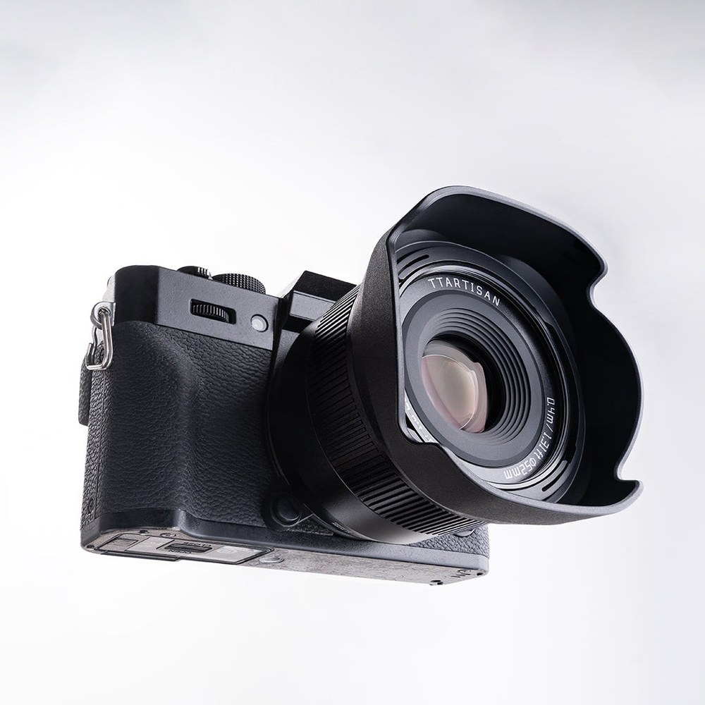 TTArtisan APS-C AF 35mm F1.8 II – Gegenlichtblende im Lieferumfang