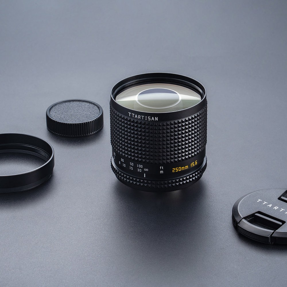 TTArtisan Reflex 250mm F5.6 M42 – Gegenlichtblende und Deckel im Lieferumfang