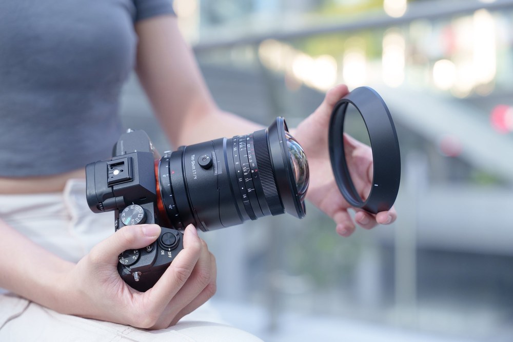 TTArtisan Tilt-Shift 17mm F4 – Gegenlichtblende im Lieferumfang