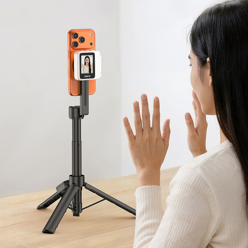 Ulanzi VM02 Wireless Magnetic Selfie Monitor – Na stativu i v ruce